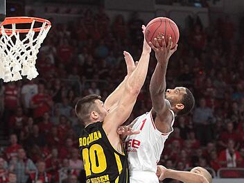 Ludwigsburgs Center John Brockmann, der beste Rebounder der Bundesliga, stellt sich Brose-Baskets-Aufbauspieler Brad Wanamaker in den Weg. Foto: sportpress