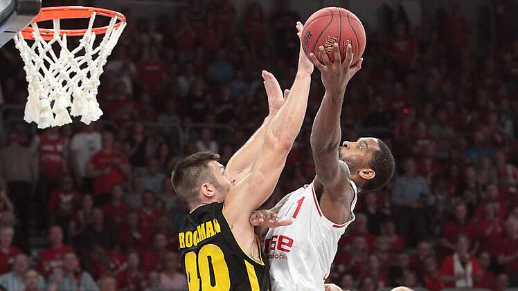 Ludwigsburgs Center John Brockmann, der beste Rebounder der Bundesliga, stellt sich Brose-Baskets-Aufbauspieler Brad Wanamaker in den Weg. Foto: sportpress