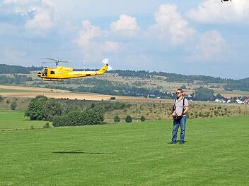 Hohe Konzentration - ein ausw&auml;rtiger Pilot h&auml;lt seinen gelben Helikopter beim 1. Drehfl&uuml;glertreffen in der Luft.  Foto: Modellflugclub Coburg