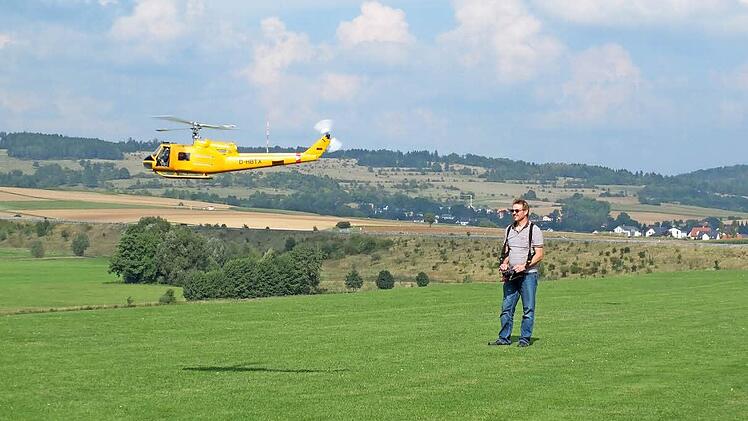 Hohe Konzentration - ein auswärtiger Pilot hält seinen gelben Helikopter beim 1. Drehflüglertreffen in der Luft.  Foto: Modellflugclub Coburg
