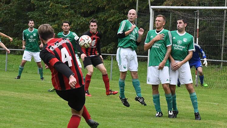 Munteres Spiel, aber keine Tore im Topspiel. Auch dieser Freistoßball von Julian Hergenröther fand nicht den Weg ins Waldberger Tor. Foto: Hopf