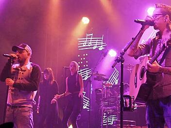 Christopher Seiler (links) und Bernhard Speer traten am Samstag in der Lichtenfelser Stadthalle auf.  Foto: Gerda Völk