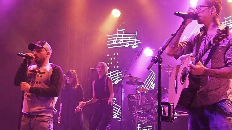 Christopher Seiler (links) und Bernhard Speer traten am Samstag in der Lichtenfelser Stadthalle auf.  Foto: Gerda Völk