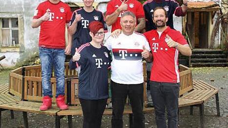 Adem Elkol (vorne Mitte) übergab an Sporttherapeut Philipp Nechwatal (vorne r.) die Bayern-Trikots. Foto: privat