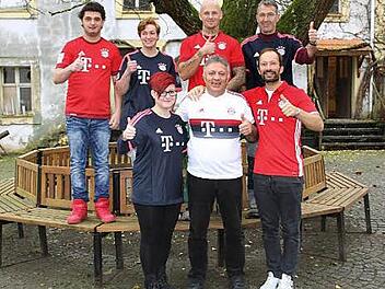 Adem Elkol (vorne Mitte) &uuml;bergab an Sporttherapeut Philipp Nechwatal (vorne r.) die Bayern-Trikots. Foto: privat