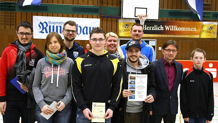 Die Tombola-Gewinner: Von links Kevin Kleszcz (Einkaufsgutschein von Intersport Leithner), Regina Göller (2 Eintrittskarten für Plassenburg Open Airs), Claudio Dresel vom VfB, Michael Hohenberger (Verzehrgutschein Schweizerhof), Melanie Schaffranek vom gleichnamigen Reisebüro, Faruk Terkes (Prag-Reise), BR-Redaktionsleiter Alexander Müller und "Loskind" Kevin. Foto: Monika Limmer