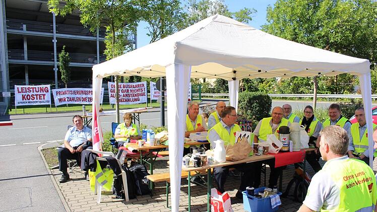 Die streikenden Busfahrer haben sich an der Zufahrt zum SÜC-Werksgelände in der Uferstraße postiert.  Foto: Ulrike Nauer