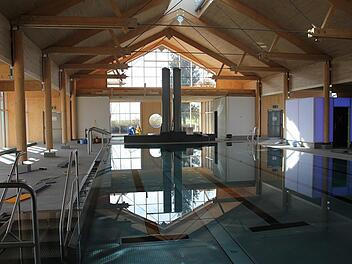 Das Freizeit- und Tourismuszentrum soll ein Anziehungspunkt für Touristen und Einheimische in Steinbach am Wald werden. Im Bild: Die neue Schwimmhalle. Foto: Veronika Schadeck