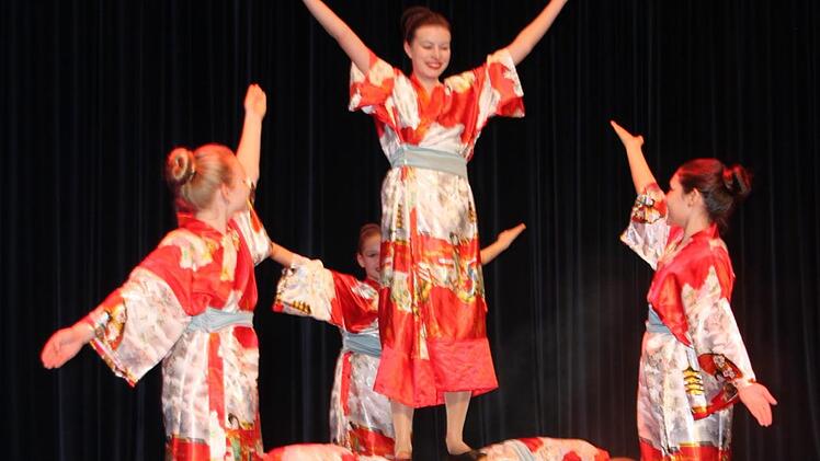 ...  sechs hübsche Geishas. Fotos: Stephan Stöckel