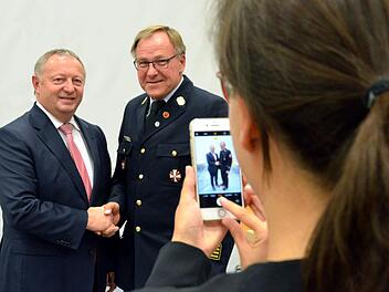 Landrat Thomas Bold (links) und Kreisbrandrat Benno Metz waren ein begehrten Fotomotiv. Der wiedergewählte KBR erhielt für seine dritte Amtsperiode 68 von insgesamt 85 abgegebenen Stimmen. Es fehlten allerdings rund 20 Kommandanten aus dem Inspektionsbereich, Gegenkandidaten gab es keine. Peter Rauch