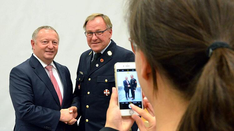 Landrat Thomas Bold (links) und Kreisbrandrat Benno Metz waren ein begehrten Fotomotiv. Der wiedergewählte KBR erhielt für seine dritte Amtsperiode 68 von insgesamt 85 abgegebenen Stimmen. Es fehlten allerdings rund 20 Kommandanten aus dem Inspektionsbereich, Gegenkandidaten gab es keine. Peter Rauch
