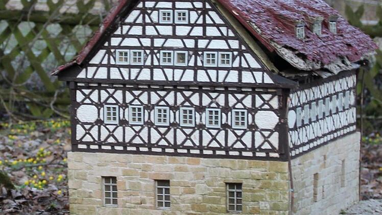 Die Rosenauer Burg am Rittersteich verbleibt zunächst auf der Ernstfarm. Christiane Lehmann