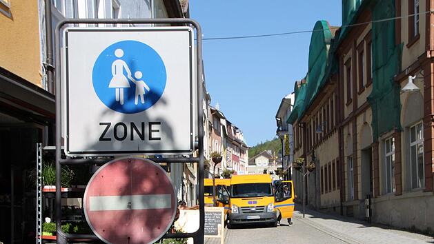 Von der Sparkasse aus darf nicht in die Fußgängerzone gefahren werden. In der Praxis kommt das aber immer wieder vor. Foto: Ulrike Müller