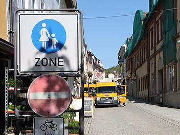 Von der Sparkasse aus darf nicht in die Fußgängerzone gefahren werden. In der Praxis kommt das aber immer wieder vor. Foto: Ulrike Müller