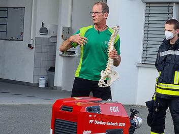 AOK-Bewegungsexperte Frank Schnabel ist zu Besuch bei der Feuerwehr Dörfles-Esbach.