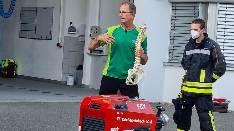 AOK-Bewegungsexperte Frank Schnabel ist zu Besuch bei der Feuerwehr Dörfles-Esbach.