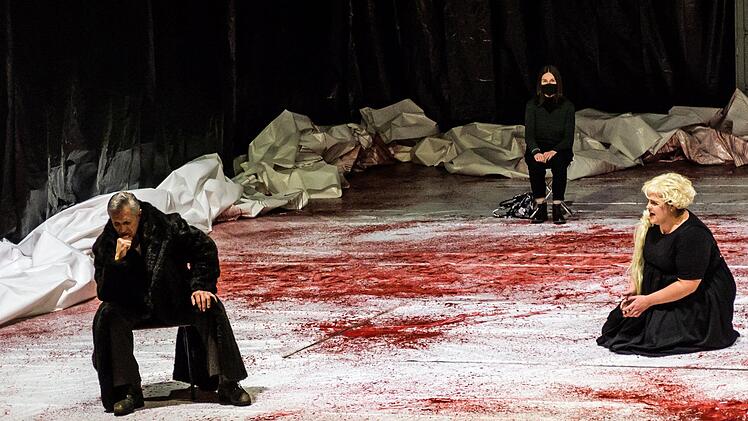 Wotans Abschied am Landestheater Coburg: Probenszene aus dem 3. Akt von Wagners "Walküre" mit Asa Jäger als Brünnhilde und Michael Lion als Wotan.Foto: Jochen Berger