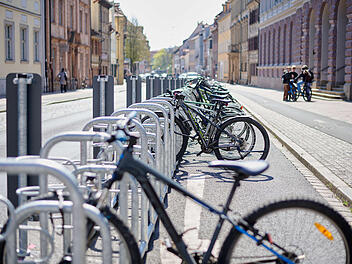 Bamberg: Mehr Fahrradstellplätze für Schüler - Abstellanlage wurde installiert Bamberg: Mehr Fahrradstellplätze für Schüler - Abstellanlage wurde installiert