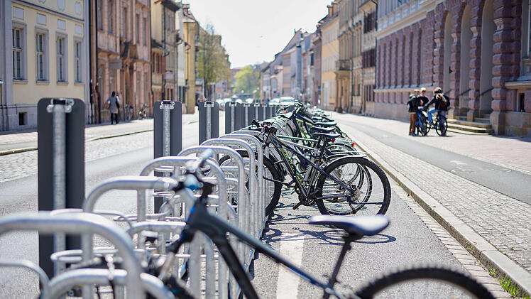 Bamberg: Mehr Fahrradstellpl&auml;tze f&uuml;r Sch&uuml;ler - Abstellanlage wurde installiert