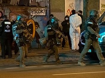 Polizei durchsucht bei RAF-Fahndung Bauwagengel&auml;nde