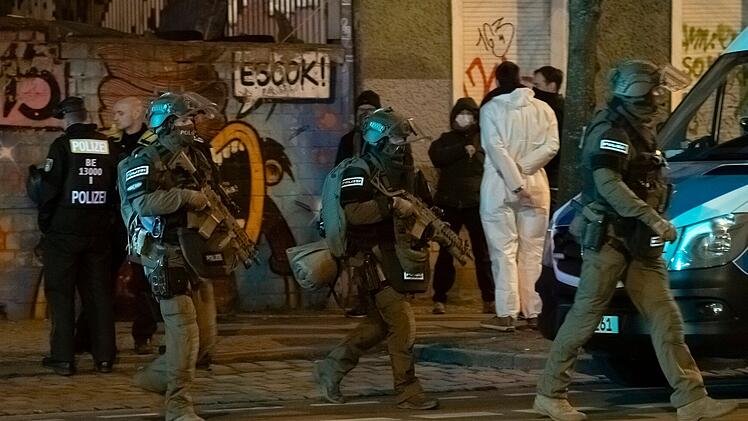 Polizei durchsucht bei RAF-Fahndung Bauwagengel&auml;nde