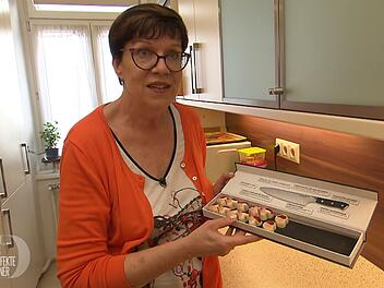 Seit sie in Rente ist, gibt Petra (61) Kurse zum Thema "Pralinen selbstgemacht".