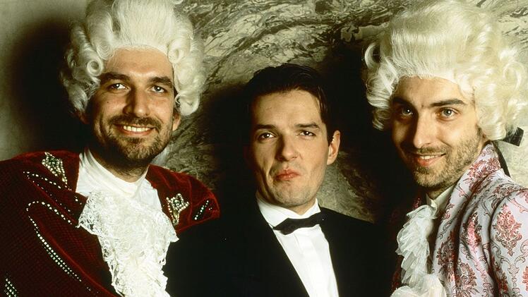 Falcos gr&ouml;&szlig;ten Hit kann auch heute noch jedes Kind tr&auml;llern. Selbst den US-Amerikanern ist er ein Begriff. Am 29. M&auml;rz stieg der Song auf Platz eins der Billboard-
Charts ein. Bis heute ein einmaliger Erfolg f&uuml;r ein deutschsprachiges Lied.