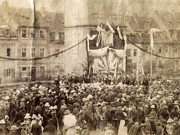 Hunderte von Bambergern versammelten sich zur Fahnenweihe auf dem heutigen Gelände der Martinsschule.