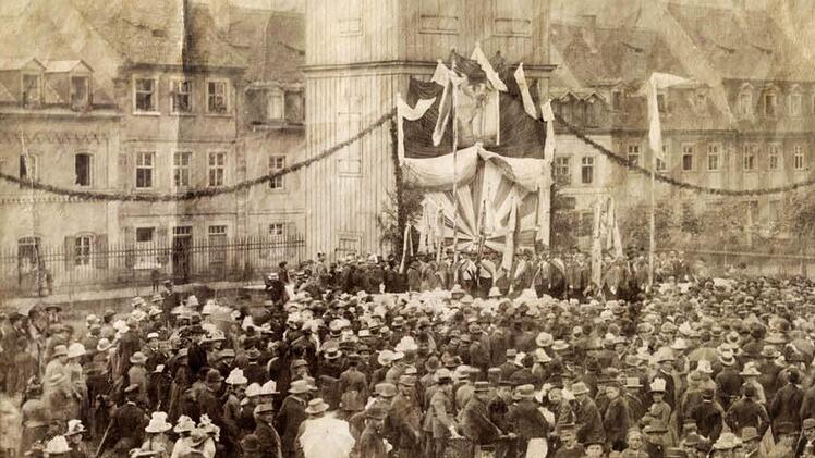 Hunderte von Bambergern versammelten sich zur Fahnenweihe auf dem heutigen Gelände der Martinsschule.