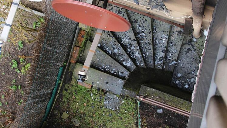 Blick hinunter in den Hinterhof, vom Balkon der Dachwohnung aus. Das Wohnzimmer der Erdgeschoss-Wohung liegt auf dieser Seite.
