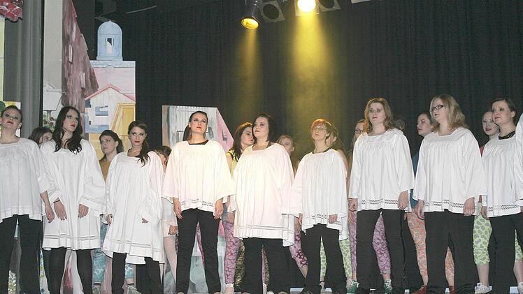 Der Gospelchor singt zu den Klängen von "Everybody's free to feel good".