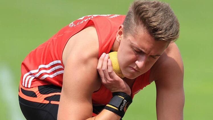 Mit 15,38 Metern sicherte sich Nico Kaufmair Rang 2 im Kugelstoßen und setzte mit dem Diskus eine neue Bestmarke. Fotos: Theo Kiefner