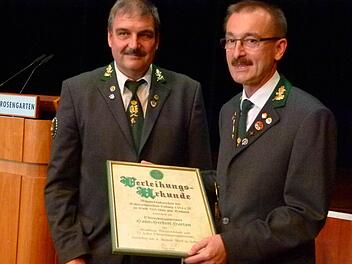 Oberschützenmeister Hans-Herbert Hartan (rechts) nimmt von Stefan Stahl die Ehrenurkunde entgegen. Foto: Lothar Weidner