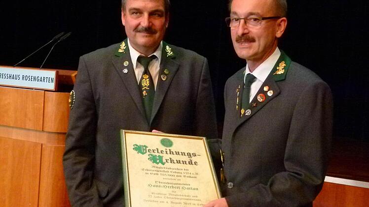 Oberschützenmeister Hans-Herbert Hartan (rechts) nimmt von Stefan Stahl die Ehrenurkunde entgegen. Foto: Lothar Weidner