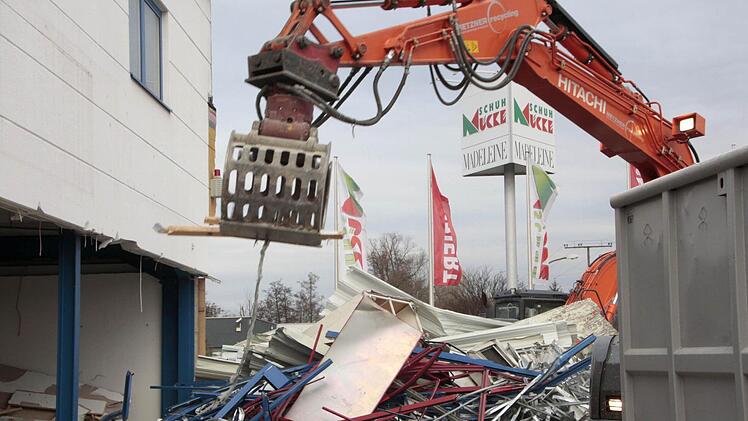 Das Gebäude des ehemaligen Teppichhauses Aro wird abgerissen. An seiner Stelle erweitert das Schuhhaus Mücke. Foto: Josef Hofbauer
