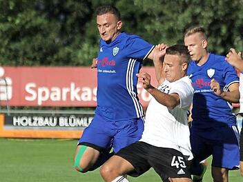 Der Ex-Jahnler Hayri Özdemir (li.) hält Jens Wartenfelser gerade noch auf, gebracht hat es aber nichts: Die SpVgg Jahn Forchheim setzte sich mit 4:2 im Derby gegen Erlangen-Bruck durch.  Foto: Uwe Kellner