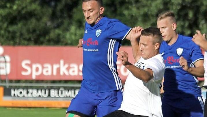 Der Ex-Jahnler Hayri Özdemir (li.) hält Jens Wartenfelser gerade noch auf, gebracht hat es aber nichts: Die SpVgg Jahn Forchheim setzte sich mit 4:2 im Derby gegen Erlangen-Bruck durch.  Foto: Uwe Kellner