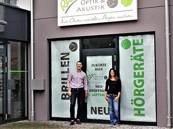 Augenoptikermeister Franz Göbel und Kollegin Liane Keller eröffnen am 1. September das Fachgeschäft Rhön Optik & Akustik am Marktplatz. Fotos: privat