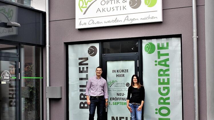 Augenoptikermeister Franz Göbel und Kollegin Liane Keller eröffnen am 1. September das Fachgeschäft Rhön Optik & Akustik am Marktplatz. Fotos: privat