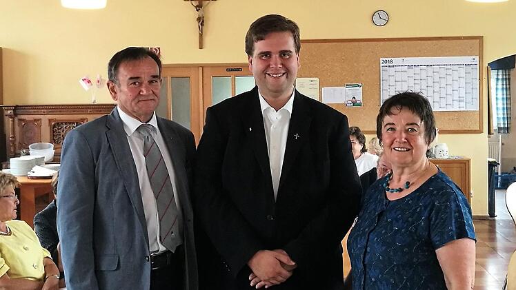 Kreisvorsitzender Günther Romig und Maria Gerstner freuten sich, dass Dekan Detlef Pötzl die KAB Wickendorfgeistlich begleitet.