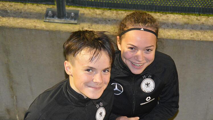 Jule Betz (rechts) und ihre Nationalmannschaftskollegin Tomke Schneider   (Viktoria Aschaffenburg).Andre Betz