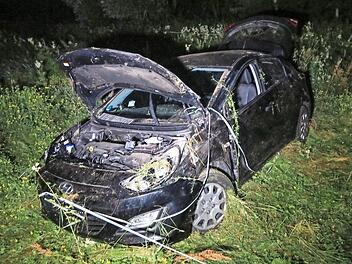 Das demolierte Unfallfahrzeug Foto: News5/Merzbach