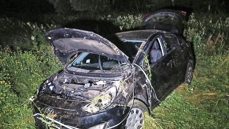 Das demolierte Unfallfahrzeug Foto: News5/Merzbach