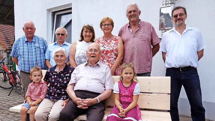 Fritz Geyer und seine Frau Linde, eingerahmt von zwei Urenkeln. Hinten die Gratulanten Sohn Erich, Helmut Lottes, Gabriele Klaußner, Tochter Inge, Sohn Herbert, Georg Salzbrenner (v. l.) Foto: Karl Holzberger