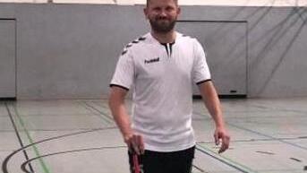 Frauen-Trainer Thomas Ihrke legte selbst Hand an.