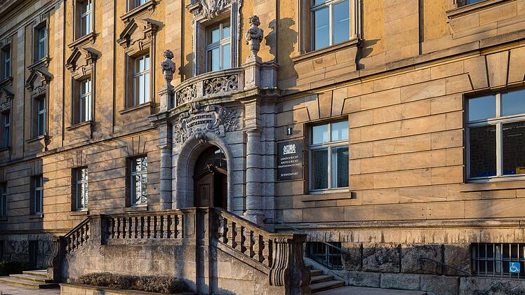 Die alte Steintreppe zum Justizpalast aus dem Jahre 1905 wird nach der Eröffnung des Neubaus nicht mehr benötigt, bleibt aber erhalten.  Foto: Martina Müller