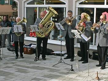 2008 unterhielten die Nothelfer die Gäste der Stadt, als der zweite Sanierungsabschnitt der Bahnhofstraße fertiggestellt wurde. Doch auch bei vielen anderen Anlässen bilden sie den musikalischen Rahmen.