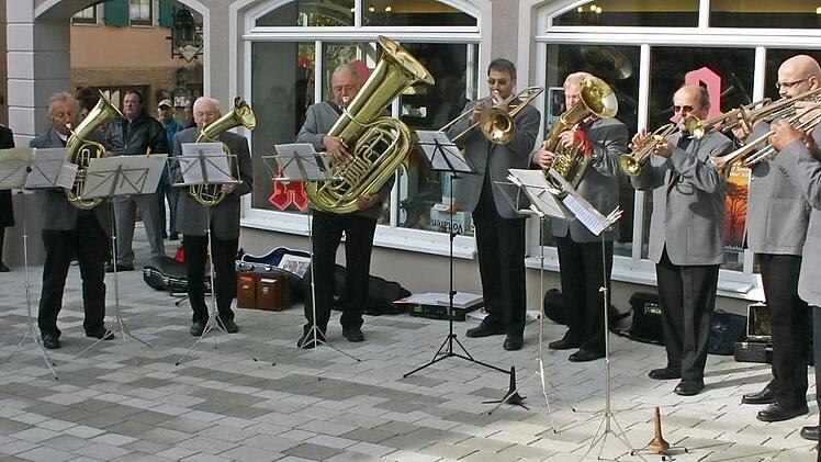 2008 unterhielten die Nothelfer die Gäste der Stadt, als der zweite Sanierungsabschnitt der Bahnhofstraße fertiggestellt wurde. Doch auch bei vielen anderen Anlässen bilden sie den musikalischen Rahmen.