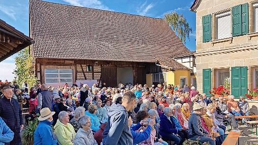 An der Sternwallfahrt im Seelsorgebereich Neubau, wo im Hof der Familie Brendel in Neubau der Gottesdienst stattfand, nahmen 400 Menschen teil.