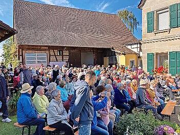 An der Sternwallfahrt im Seelsorgebereich Neubau, wo im Hof der Familie Brendel in Neubau der Gottesdienst stattfand, nahmen 400 Menschen teil.